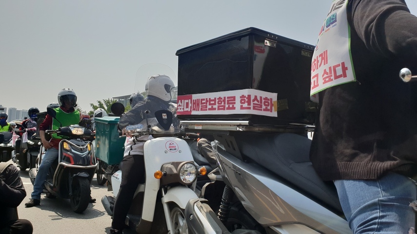 1일 서울 영등포구 국회의사당 앞에서 열린 ‘라이더유니온’ 출범 총회 뒤 오후 2시께 배달기사 36명은 ‘라이더를 리스펙’ ’안전하게 일하고 싶다’ ‘배달보험료 현실화’라고 쓰인 안전띠를 오토바이에 붙이고 청와대까지 행진했다. 오연서 기자