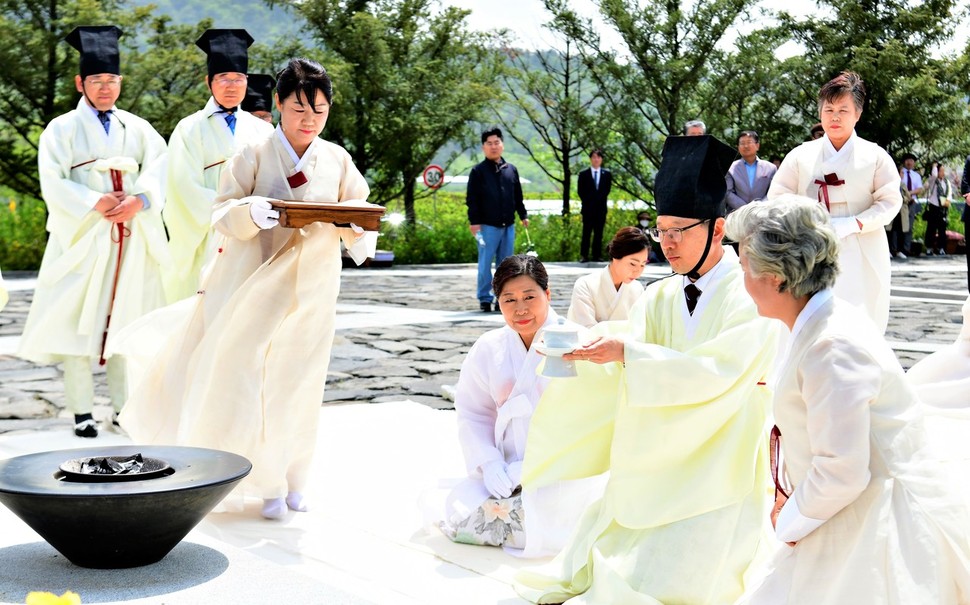 1일 경남 김해시 봉하마을 노무현 전 대통령 묘소에서 열린 헌다식에서 김경수 경남도지사가 차를 올리고 있다. 노무현재단 제공