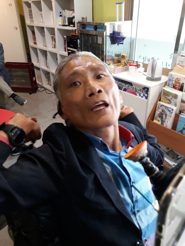 뇌성마비 1급 장애인 최승규씨는 영화 <나의 특별한 형제> 주인공의 실존 인물이다.