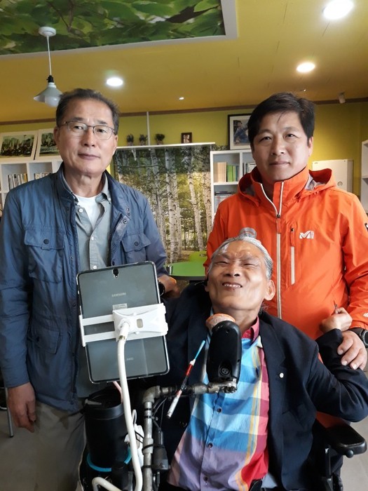 최승규씨 활동보조인 김두철(왼쪽)씨와 김기남씨는 최씨가 거주하는 장애인 시설을 찾아가 자원봉사를 하다가 만나 활동보조인으로 인연을 이어가고 있다. 이들은 최씨에게 ‘특별한 형제’들이다.