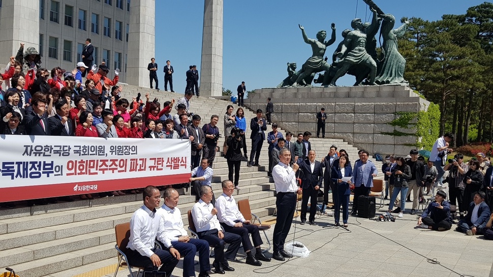 2일 서울 국회 본청 앞 계단에서 열린 ‘자유한국당 국회의원, 위원장의 문재인 좌파독재정부의 의회민주주의 파괴 규탄 삭발식’에서 윤영석 의원(오른쪽)이 삭발 뒤 발언을 하고 있다. 왼쪽부터 이창수 천안병 당협위원장, 성일종·김태흠·이장우 의원. 사진 정유경 기자