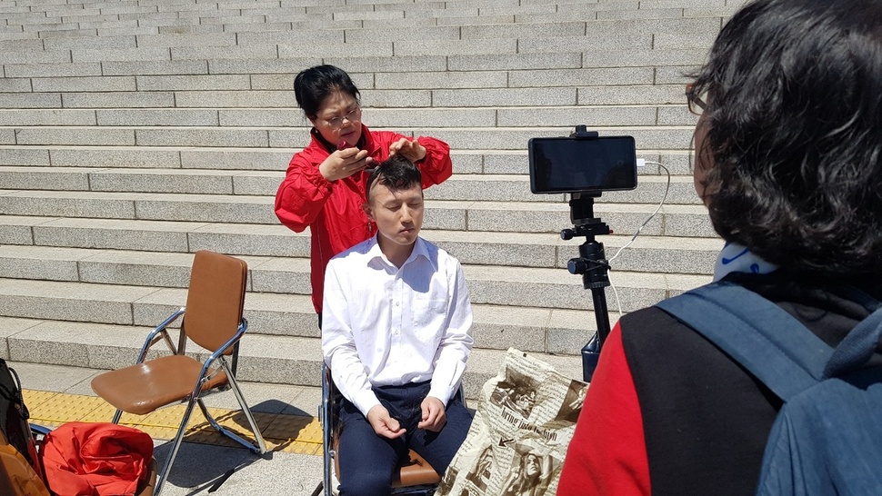 2일 국회에서 열린 ‘자유한국당 국회의원, 위원장의 문재인 좌파독재정부의 의회민주주의 파괴 규탄 삭발식’이 끝난 뒤, 지난 전당대회에 청년최고위원 후보로 출마했던 김준교 전 후보가 삭발에 동참하고 있다. 사진 정유경 기자