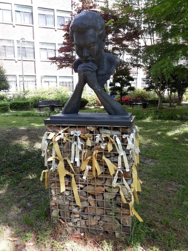 전남대가 2017년 5월 사회과학대학 앞 동산에 마련한 윤상원 열사의 흉상.