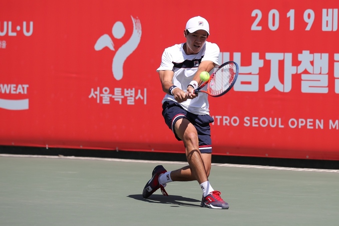 권순우가 2일 서울 올림픽공원 센터코트에서 열린 2019 비트로 서울오픈 국제남자챌린저테니스대회 단식 16강전에서 러시아의 예브게니 돈스코이를 상대로 리턴샷을 하고 있다. 대한테니스협회 제공