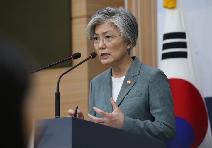 강경화 외교부 장관이 2일 오전 서울 종로구 도렴동 외교부에서 열린 기자간담회에서 외교현안에 대해 설명하고 있다. 강 장관은 "나루히토 천황 즉위로 새로운 시대를 맞이한 일본과는 역사를 직시하는 가운데 미래지향적 관계 발전을 지속 추진해 나가겠다"고 말했다. 연합뉴스