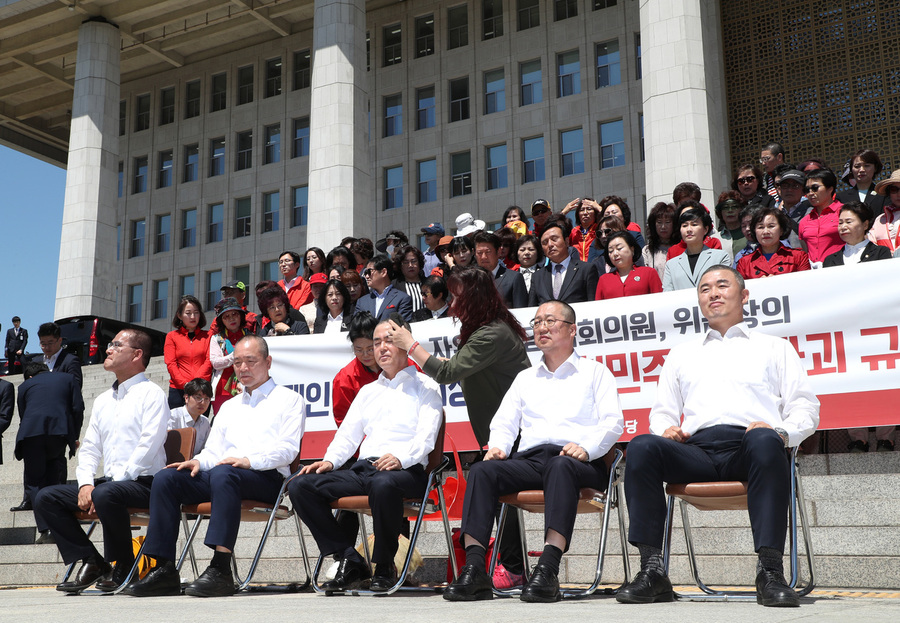 자유한국당 좌파독재저지특별위원장을 맡은 김태흠 의원을 비롯한 4명의 의원과 지역 위원장이 2일 오전 국회 본청 앞에서 선거법 개정안과 고위공직자범죄수사처(공수처) 법안 패스트트랙(신속처리안건) 지정의 부당성을 알리는 삭발식을 하고 있다. 연합뉴스