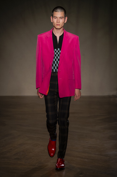 영국 정통 스타일에 위트와 유머를 가미한 디자인이 특징인 폴 스미스의 수트. 강렬한 핑크색을 강조했다. 폴 스미스 제공