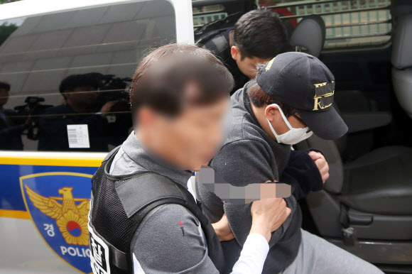 의붓딸을 살해하고 시신을 저수지에 유기한 혐의(살인 및 사체유기)로 긴급체포된 김모(31)씨가 1일 구속 전 피의자심문(영장실질심사) 출석을 위해 광주지법에 도착하고 있다. 2019.5.1 연합뉴스