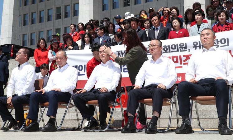 삭발·‘경부선 라인’ 보고대회 장외투쟁 본격 돌입한 한국당