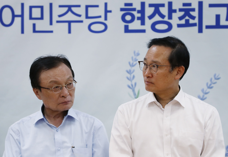 3일 서울 관악구에 위치한 첫 공립 전환 유치원인 구암유치원에서 열린 더불어민주당 현장최고위원회의에 이해찬 대표(왼쪽)와 홍영표 원내대표가 굳은 표정을 짓고 있다. 연합뉴스
