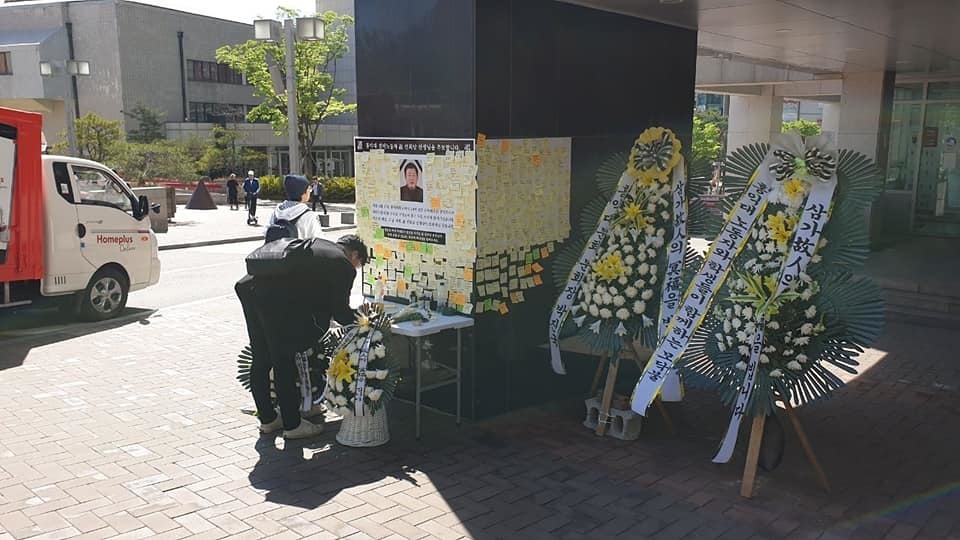 서울 마포구 홍익대학교에 마련된 경비 노동자 선아무개씨의 분향소에서 학생들이 추모 메시지를 쓰고 있다. 19년 동안 홍익대 경비노동자로 일한 선씨는 지난 27일 새벽 출근하던 중 쓰러져 심근경색으로 사망했다. 전국공공운수노조 페이스북 갈무리