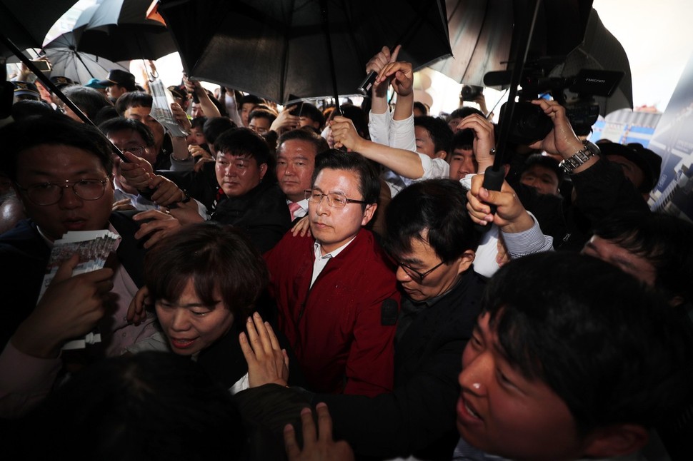 자유한국당 황교안 대표를 비롯한 의원들이 3일 오전 광주광역시 송정역 광장에서 열린 '문재인 STOP! 광주시민이 심판합니다' 행사를 마친 뒤, 5.18 단체들의 거센 항의를 받으며 역사로 이동하고 있다. 연합뉴스