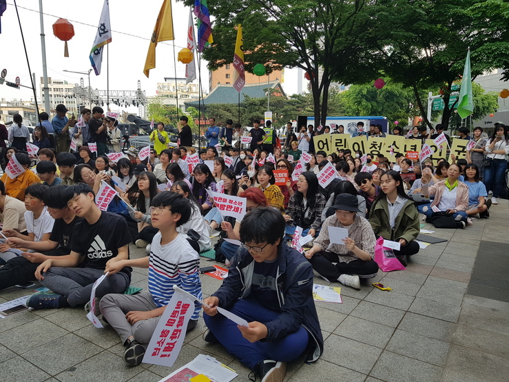 4일 오후 서울 종각역 앞에서 촛불청소년인권법제정연대 주최로 열린 ‘어린 것들 해방만세’ 집회에 참가한 어린이와 청소년들.