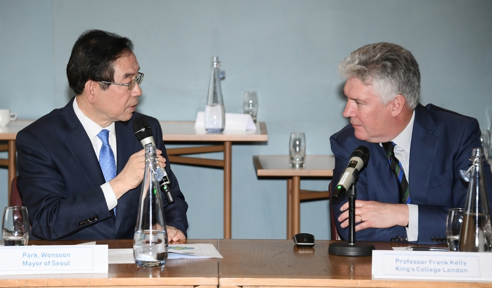 영국 런던을 방문한 박원순 서울시장이 3일 프랭크 켈리 킹스칼리지 교수를 만나 대기질 정책에 대한 의견을 교환하고 있다. 서울시 제공