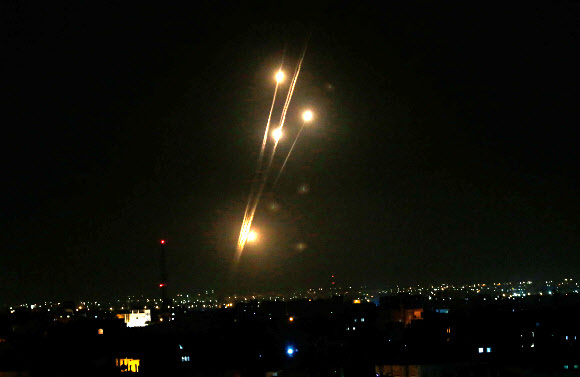 5일 가자지구 라파에서 발사된 로켓이 섬광을 뿜으며 날아가고 있다. 라파/AFP 연합뉴스