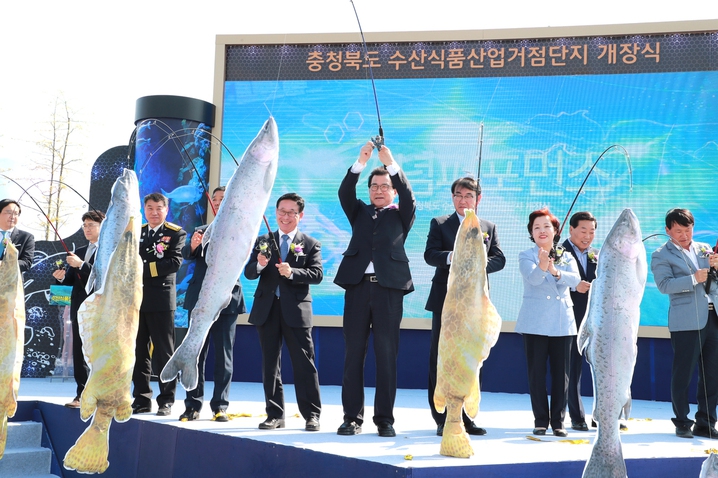 이시종 충북지사(왼쪽 여섯째), 이차영 괴산군수(왼쪽 다섯째) 등이 지난 3일 수산식품산업 거점단지 개장식에서 낚시 행위극을 선보이고 있다. 충북도 제공