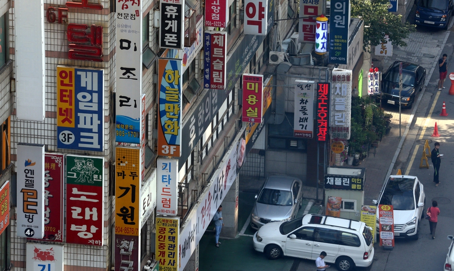 일산 마두역인근 한 상가건물에 빼곡하게 자영업 간판들이 빼곡히 붙어있다. 일산/ 이정용 선임기자 lee312@hani.co.kr