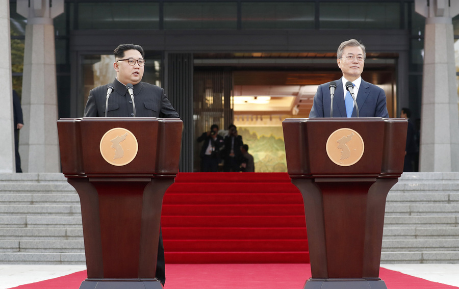 지난해 4월27일 문재인 대통령과 김정은 국무위원장이 판문점선언을 발표하고 있다. 이정아 기자