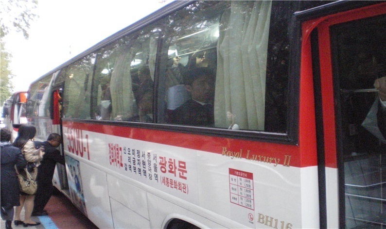 경기도 버스 노조가 주 52시간제 시행을 앞두고 임금 보전을 요구하며 파업을 예고한 가운데, 버스업체는 요금인상이 안되면 노선 감축이 불가피하다고 밝혀 버스업계가 진통을 겪고 있다. 경기도 제공