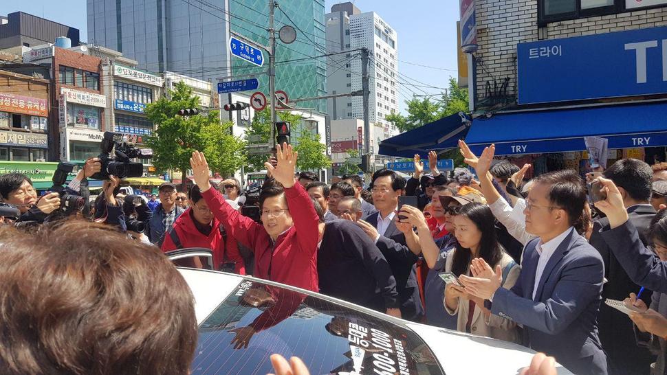 부산 중구 남포동 자갈치시장에서 ‘민생투쟁 대장정’ 출정식을 마친 황교안 자유한국당 대표가 다음 현장으로 이동하기 전 지지자들의 환호에 손을 들어 답례하고 있다. 부산/장나래 기자