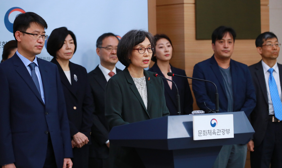 스포츠혁신위원회 문경란 위원장(가운데)이 7일 서울 세종로 정부서울청사 별관 브리핑실에서 스포츠 성폭력·폭력 등을 막기 위한 스포츠인권 권고안을 발표하고 있다. 연합뉴스