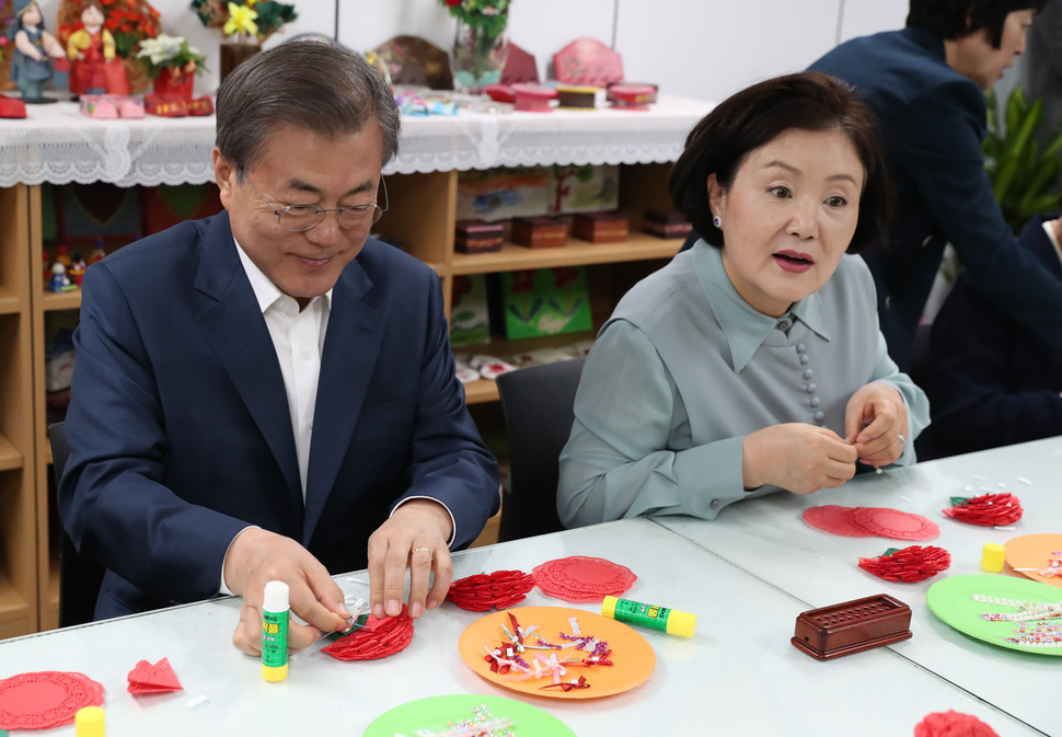 7일 오전 서울 금천구 독산동 치매안심센터를 찾아 치매 환자 및 가족들과 함께 인지프로그램에 참여해 직접 종이 카네이션을 만드는 문재인 대통령과 부인 김정숙 여사. 김정효 기자