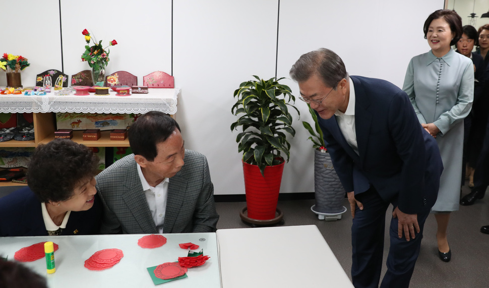 문재인 대통령이 7일 오전 서울 금천구 독산동 치매안심센터를 찾아 인지프로그램에 참여 중인 치매 환자 및 가족들에게 인사하고 있다. 김정효 기자