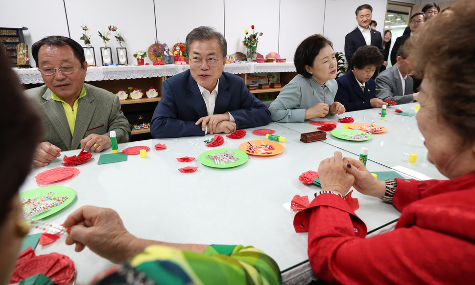 문재인 대통령과 부인 김정숙 여사가 어버이날을 하루 앞둔 7일 오전 서울 금천구 독산동 치매안심센터를 찾아 치매 환자 및 가족들과 함께 인지프로그램에 참여해 종이 카네이션을 만들며 이야기를 나누고 있다. 김정효 기자 hyopd@hani.co.kr