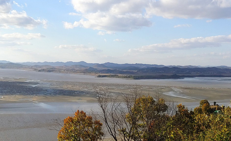 경기 파주시 오두산통일전망대에서 바라본 한강·임진강 합류 지점과 강 건너편 북한 모습.