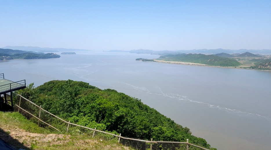 경기 김포시 애기봉전망대에서 바라본 한강하구 물길과 강 건너 북한의 모습.