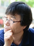 김진영(1952~2018)은 고려대학교 독어독문학과와 동 대학원을 졸업하고 독일 프라이부르크대학에서 박사 과정을 밟았다. 소설과 사진, 음악 등 여러 영역의 미적 현상들을 다양한 이론의 도움을 빌려 읽으면서 자본주의 문화와 삶이 갇혀 있는 신화성을 드러내고 해체하는 일에 오랜 지적 관심을 두었다. 글은 “아침의 피아노” 저자 소개, 사진-차경희.