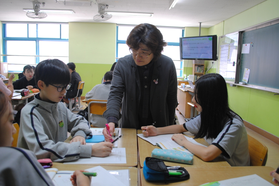 지난 3일 경기 남양주시 호평중학교 민주시민교육담당 황윤신 교사가 ‘더불어 사는 민주시민’ 워크북을 지도하고 있다. 김지윤 기자