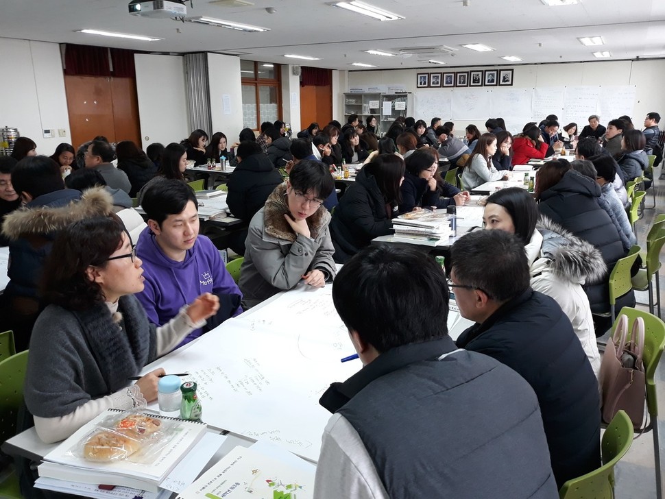 경기 군포시 산본고등학교 교사들의 ‘전교사 교육과정 재구성’ 회의 모습. 혁신학교 교사들은 민주시민교육에 방점을 찍고 교과융합 등 교육과정 재구성에 힘쓴다. 김현옥 교사 제공