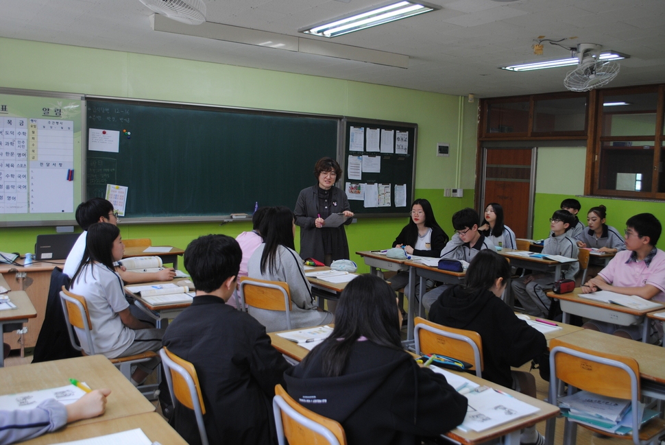 지난 3일 경기 남양주시 호평중학교 민주시민교육담당 황윤신 교사가 ‘더불어 사는 민주시민’ 워크북을 지도하고 있다. 김지윤 기자