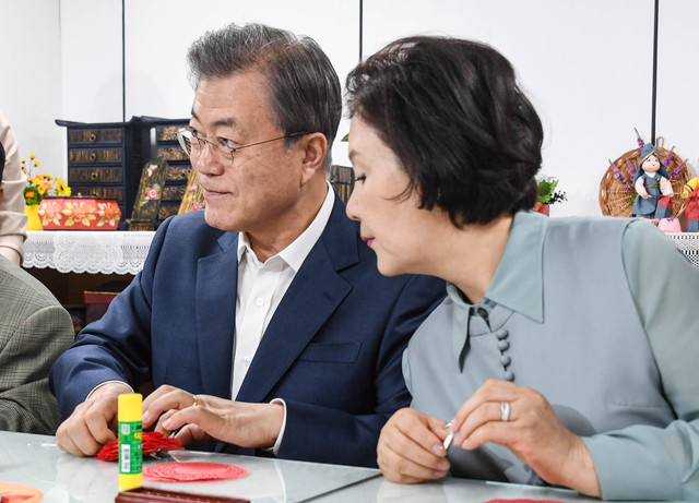 문재인 대통령이 지난 7일 오전 금천구 치매안심센터에서 치매어르신 및 가족들과 카네이션을 만들며 대화하고 있다. 청와대사진기자단