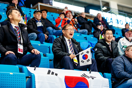 정몽원 대한아이스하키협회 회장(가운데)과 임원들이 최근 카자흐스탄에서 열린 남자 아이스하키 세계대회에서 응원하고 있다. 대한아이스하키협회 제공