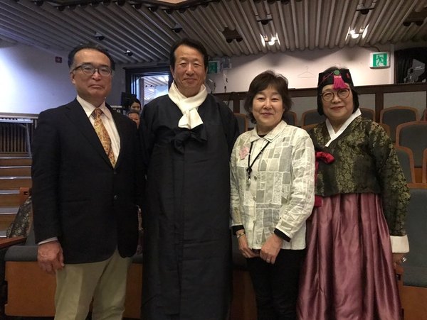 지난 4월27일 ‘제10회 정정완 한복상’ 시상식에서 축사를 마치고 함께 했다. 왼쪽부터 남편 스즈키 미쓰오 전 주제주 일본국총영사, 정순훈 정정완기념사업회 이사장, 스즈키 치카에 회장, 정정완 침선장의 딸 이경표씨.  사진 정정완기념사업회 제공