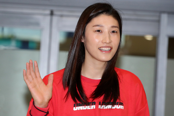 한국 여자배구대표팀의 간판 김연경이 8일 오후 인천국제공항을 통해 입국하며 인사하고 있다. 영종도/연합뉴스