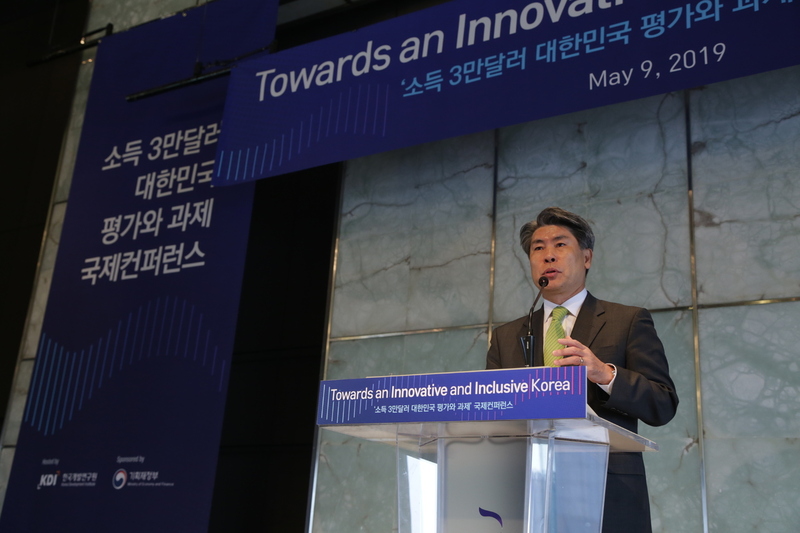 한국개발연구원(KDI) 주최로 9일 서울 더플라자 호텔에서 열린 ‘소득 3만달러 대한민국 평가와 과제’ 국제학술대회에서 윤종원 청와대 경제수석이 축사를 하고 있다. 한국개발연구원 제공