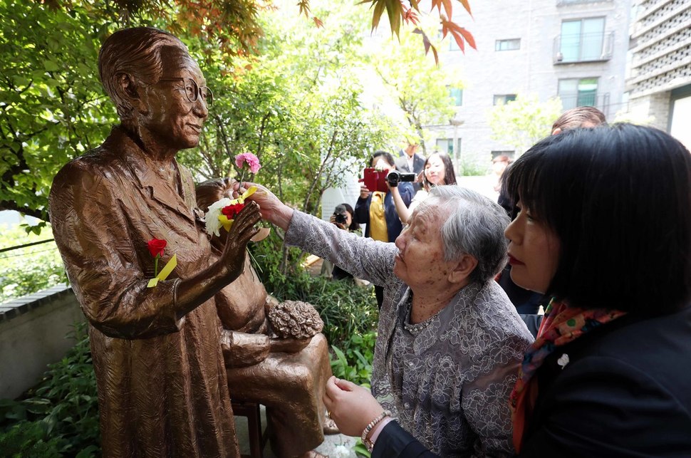 일본군 ‘위안부’ 피해자 길원옥 할머니가 고 김복동 할머니의 동상에 헌화하고 있다. 박종식 기자 anaki@hani.co.kr