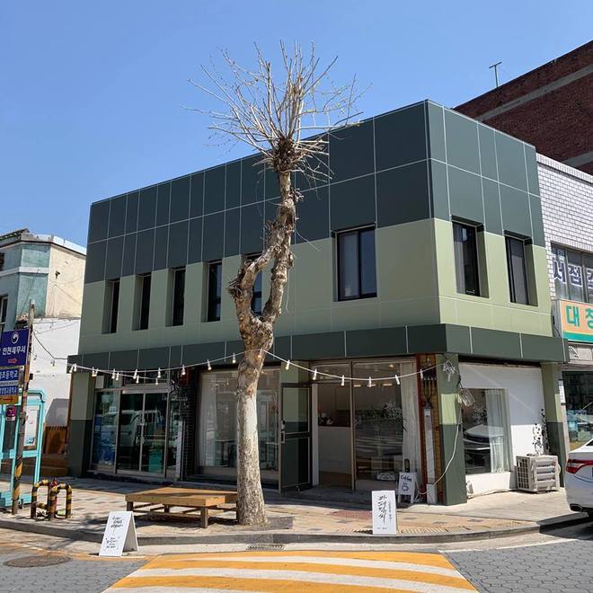 인천 동구가 드라마 ’도깨비’ 촬영지로 잘 알려진 배다리마을 내 건물 파사드(건물 정면 외벽) 경관개선 사업을 추진하자 해당지역 주민들이 건물의 시대적 가치와 특성을 외면한 획일적 사업이라며 반대하고 있다. 배다리위원회 제공