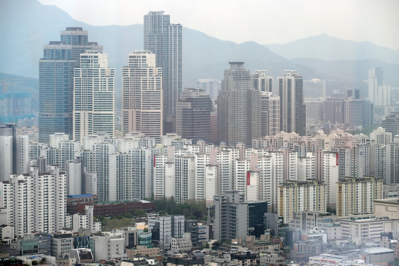 9일 한국감정원의 ‘주간 아파트값 동향’을 보면, 최근 5개월간 지속됐던 하락세를 멈추고 지난주 보합세(0.00%)로 돌아섰던 서울 강남, 마포, 광진구 등 3개 구 아파트값이 이번주 일제히 다시 하락했다. 사진은 서울 강남구 아파트단지. 연합뉴스