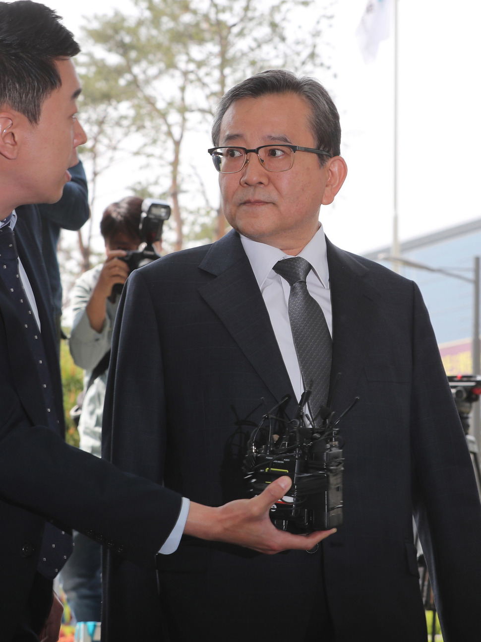 뇌물수수·성범죄 의혹을 받는 김학의 전 법무부 차관이 피의자 신분으로 김학의 전 법무부 차관 사건 검찰수사단에서 조사를 받기 위해 9일 오전 서울 송파구 서울동부지검으로 들어서고 있다. 신소영 기자 viator@hani.co.kr