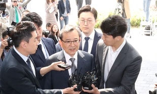 김학의, 14시간30분 조사 마치고 귀가…“성실히 임했다” 한마디
