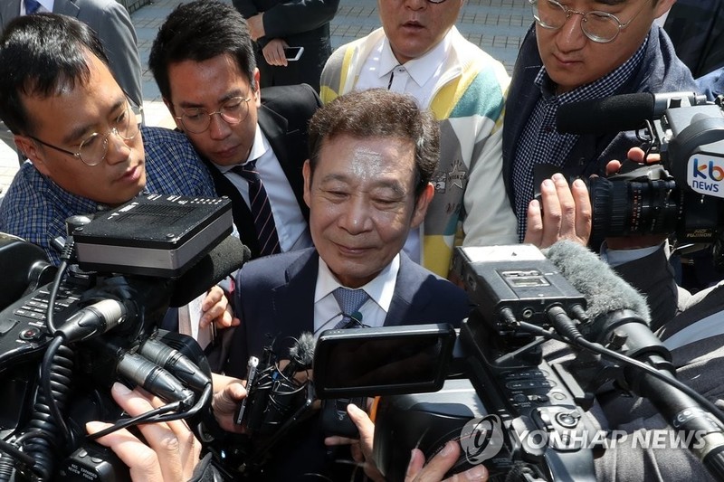 윤장현 전 광주시장이 10일 오전 광주 동구 광주지방법원을 나서며 기자들 질문을 받고 있다. 윤 전 시장은 권양숙 여사를 사칭한 사기꾼에게 속아 지방선거 공천에 도움받을 생각으로 돈을 보낸 혐의 등으로 재판에 넘겨져 이날 징역형에 집행유예를 선고받았다. <연합뉴스>