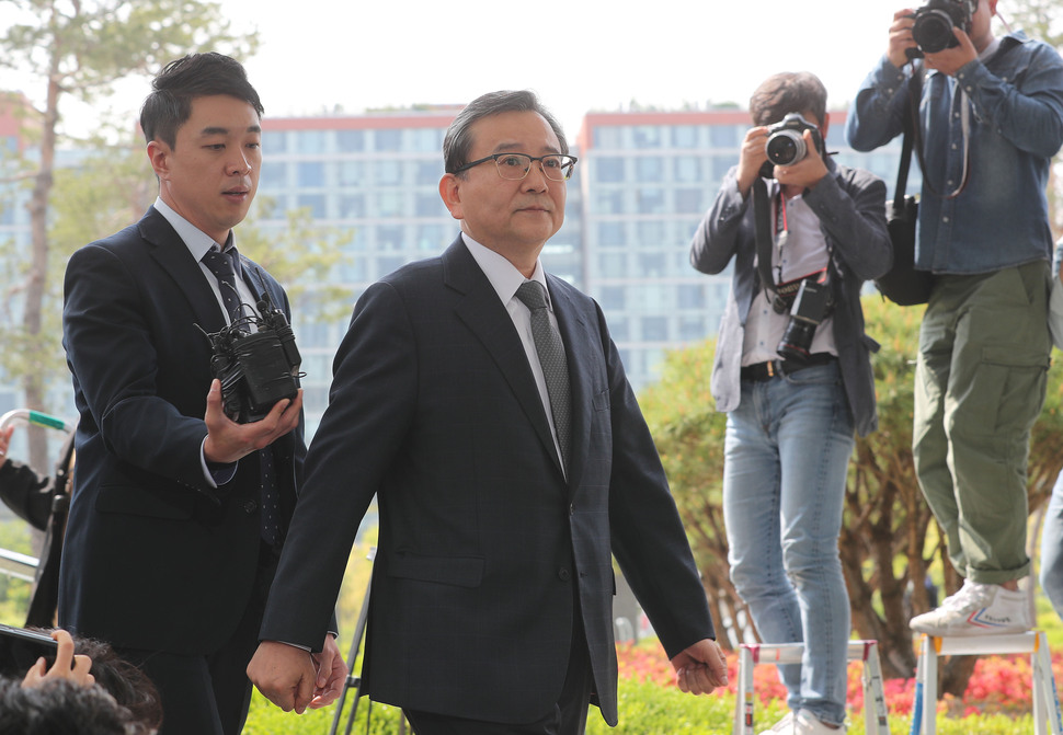 뇌물수수·성범죄 의혹을 받는 김학의 전 법무부 차관이 피의자 신분으로 김학의 전 법무부 차관 사건 검찰 수사단에서 조사를 받기 위해 9일 오전 서울 송파구 서울동부지검으로 들어서고 있다. 신소영 기자 viator@hani.co.kr