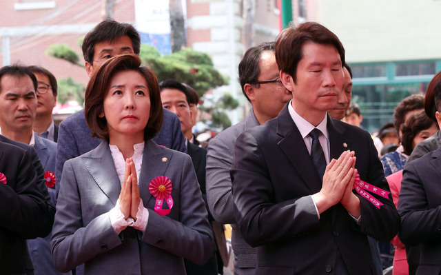 불기 2563년 부처님오신날인 12일 오전 서울 종로구 조계사에서 열린 봉축법요식에서 나경원 자유한국당 원내대표(왼쪽)와 이인영 민주당 원내대표가 합장하고 있다. 김경호 선임기자 jijae@hani.co.kr