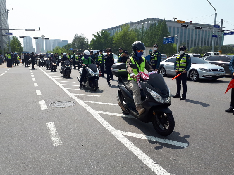 출범식을 한 라이더 유니온 소속 배달 노동자들이 청와대까지 오토바이 행진을 하고 있다.