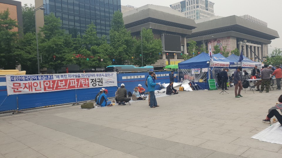 13일 서울시가 자진철거를 요청한 대한애국당의 광화문광장 농성 천막. 이정규 기자 JK@hani.co.kr