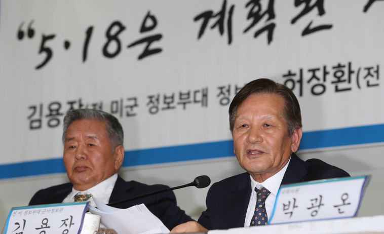 ?미 육군 방첩부대인 501정보여단 광주파견대 군사정보관으로 재직했던 김용장씨(오른쪽)와 허장환 전 505보안대 특명부장이 13일 오후 국회 의원회관에서 ‘5·18은 계획된 시나리오였다’ 특별기자회견을 열어 증언하고 있다. 신소영 기자 viator@hani.co.kr